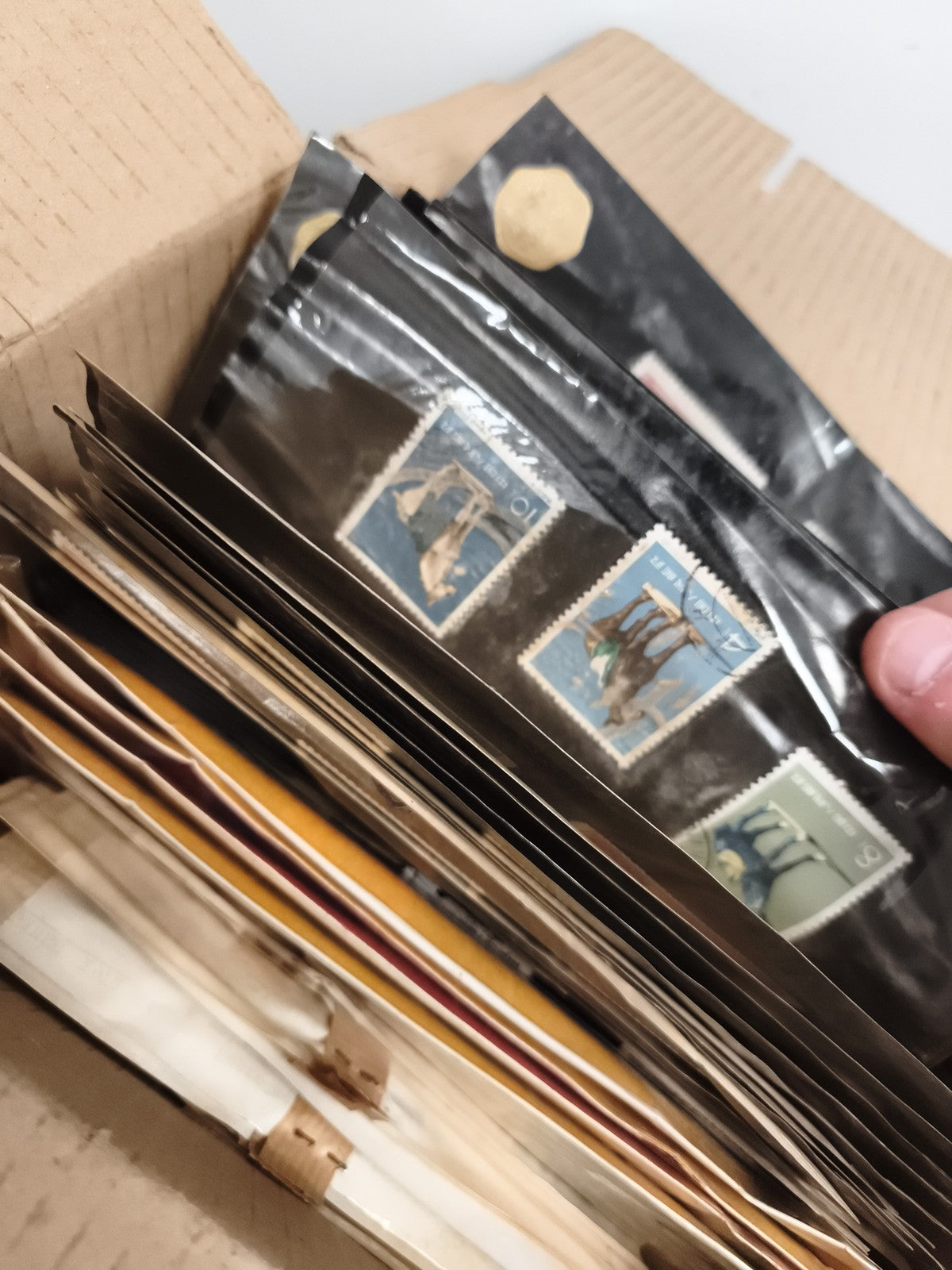 Lot ancien de timbres du monde, ensembles variés en pochettes, collection vintag