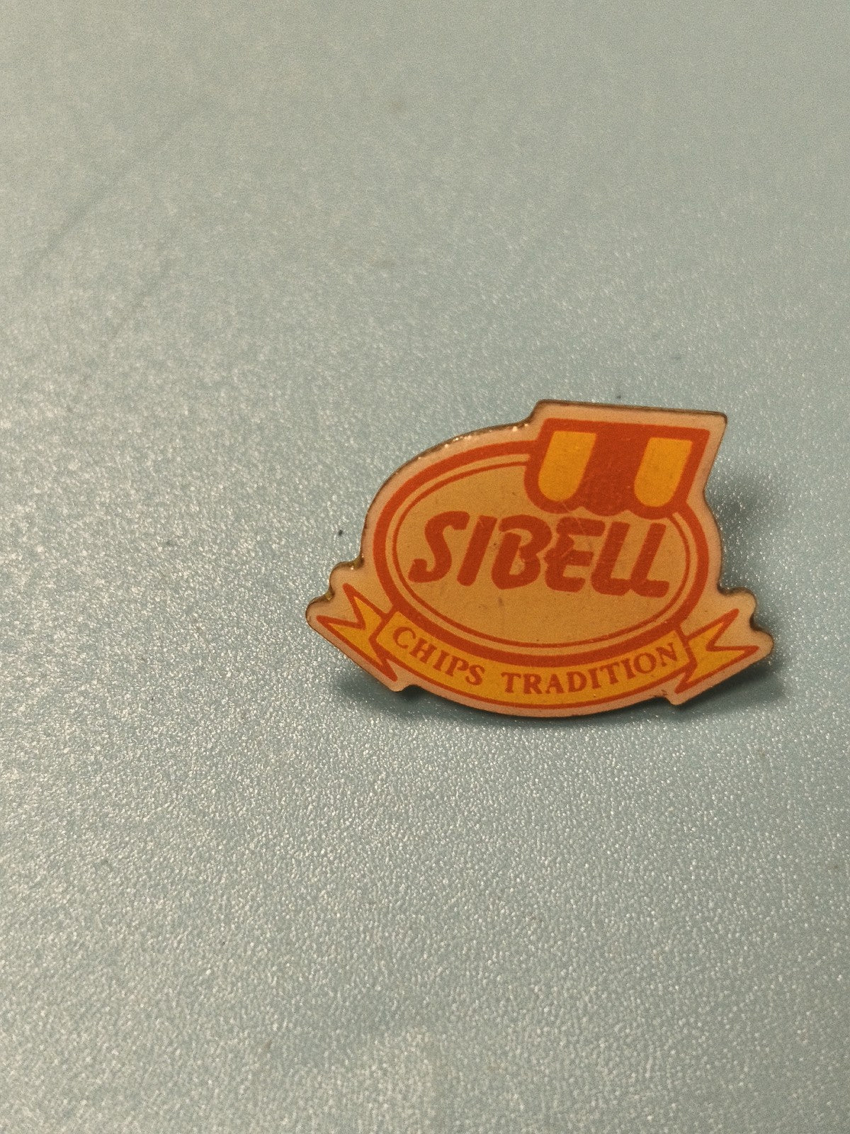 Pin's vintage Sibell publicitaire chips tradition jaune et orange collection