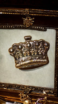 Pin's couronne dorée vintage – Accessoire rétro motif royal, broche badge
