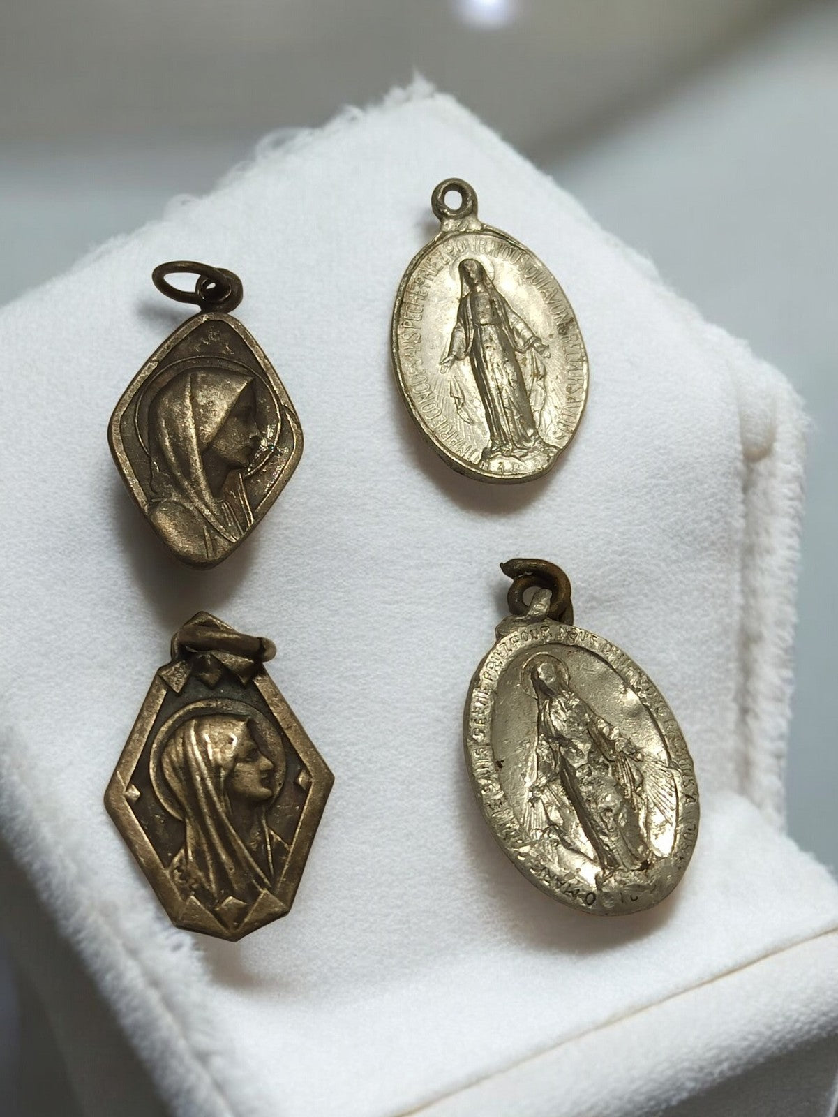 Lot 4 médailles religieuses anciennes Vierge Marie vintage pendentifs ovales et