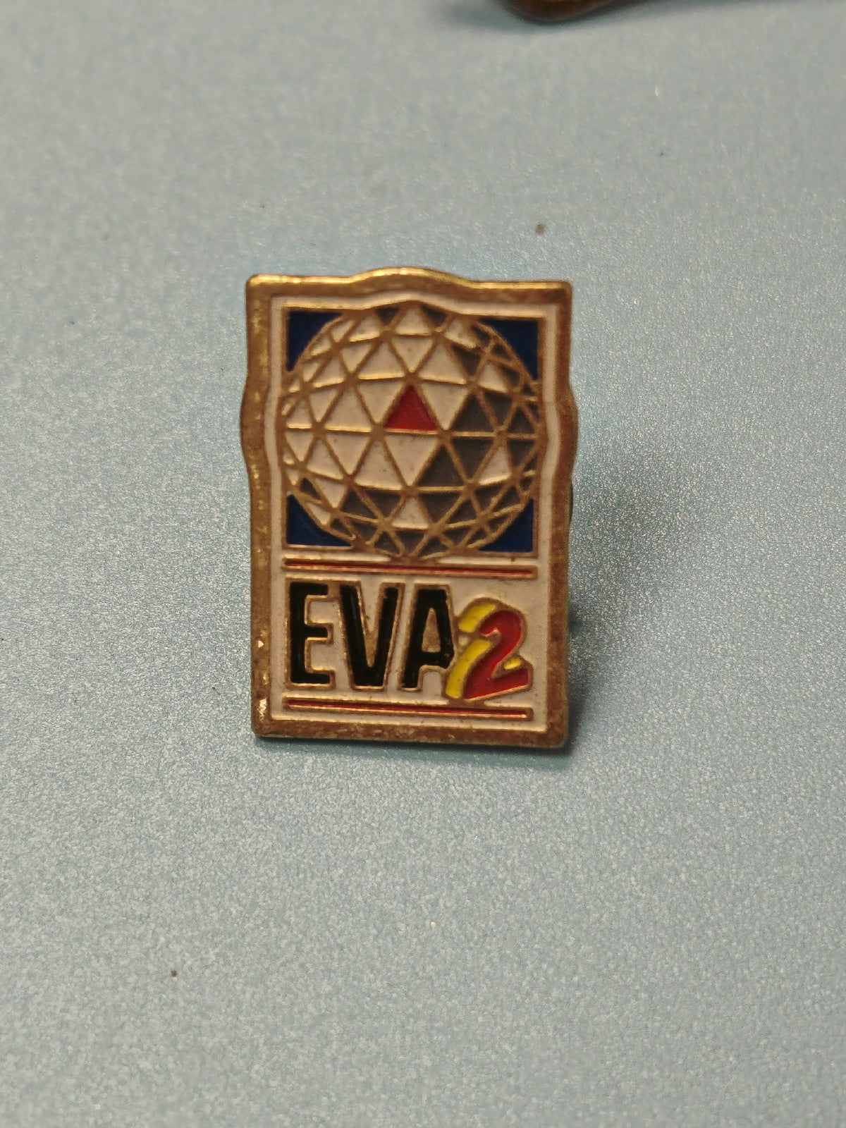 Vintage pin's EVA 2 géométrique émaillé ancien, collection, rare