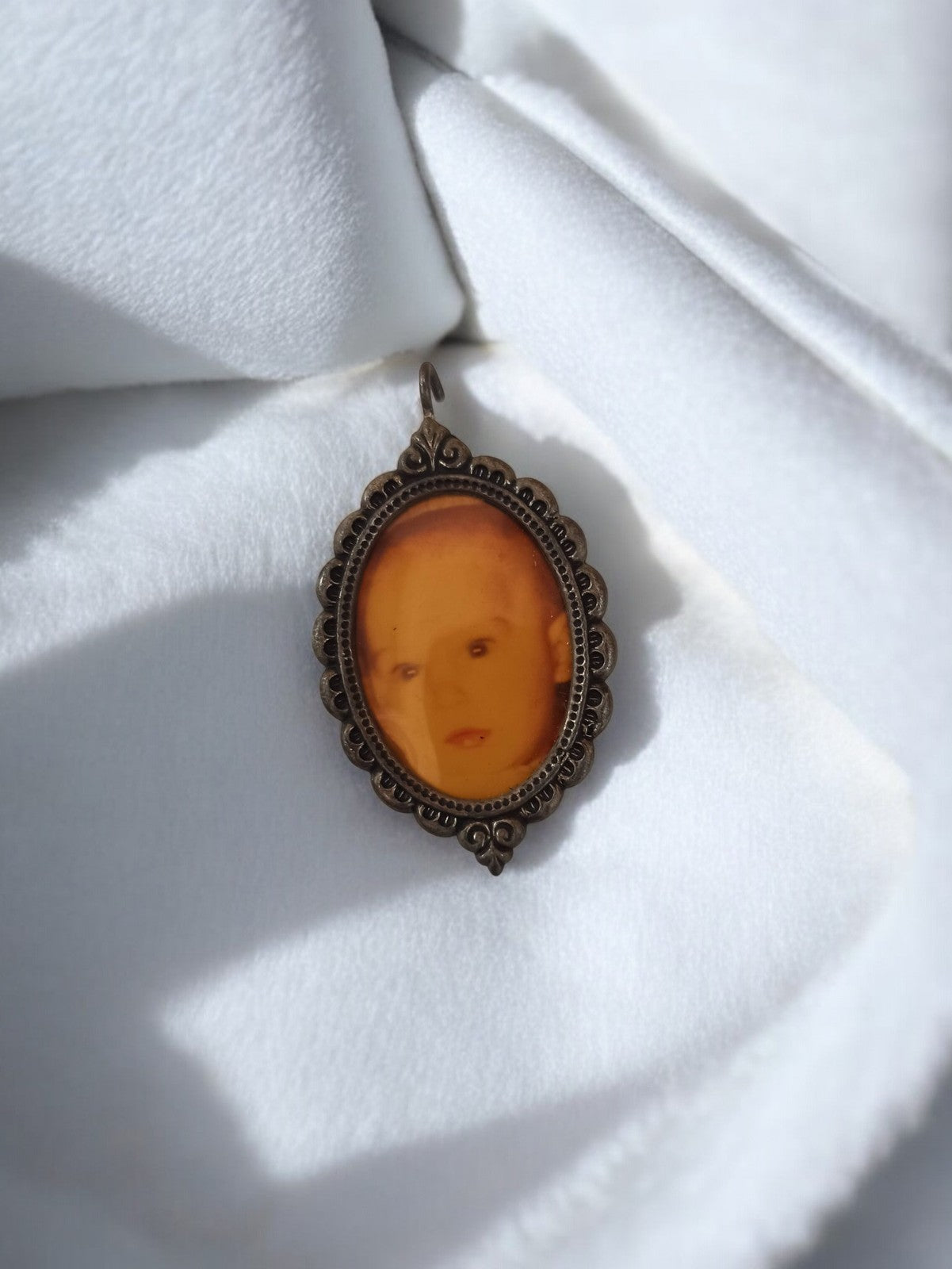 Pendentif ancien portrait miniature ovale style rétro vintage cadre travaillé