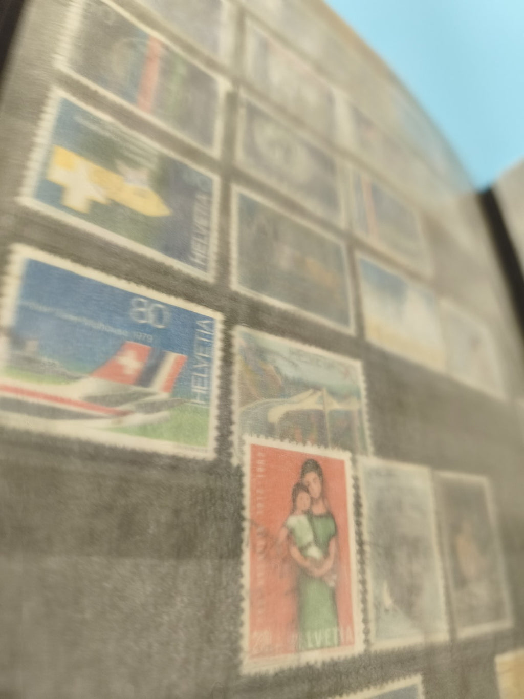 Gros classeur ancien timbres monde à trier ? vrac collection philatélie rouge
