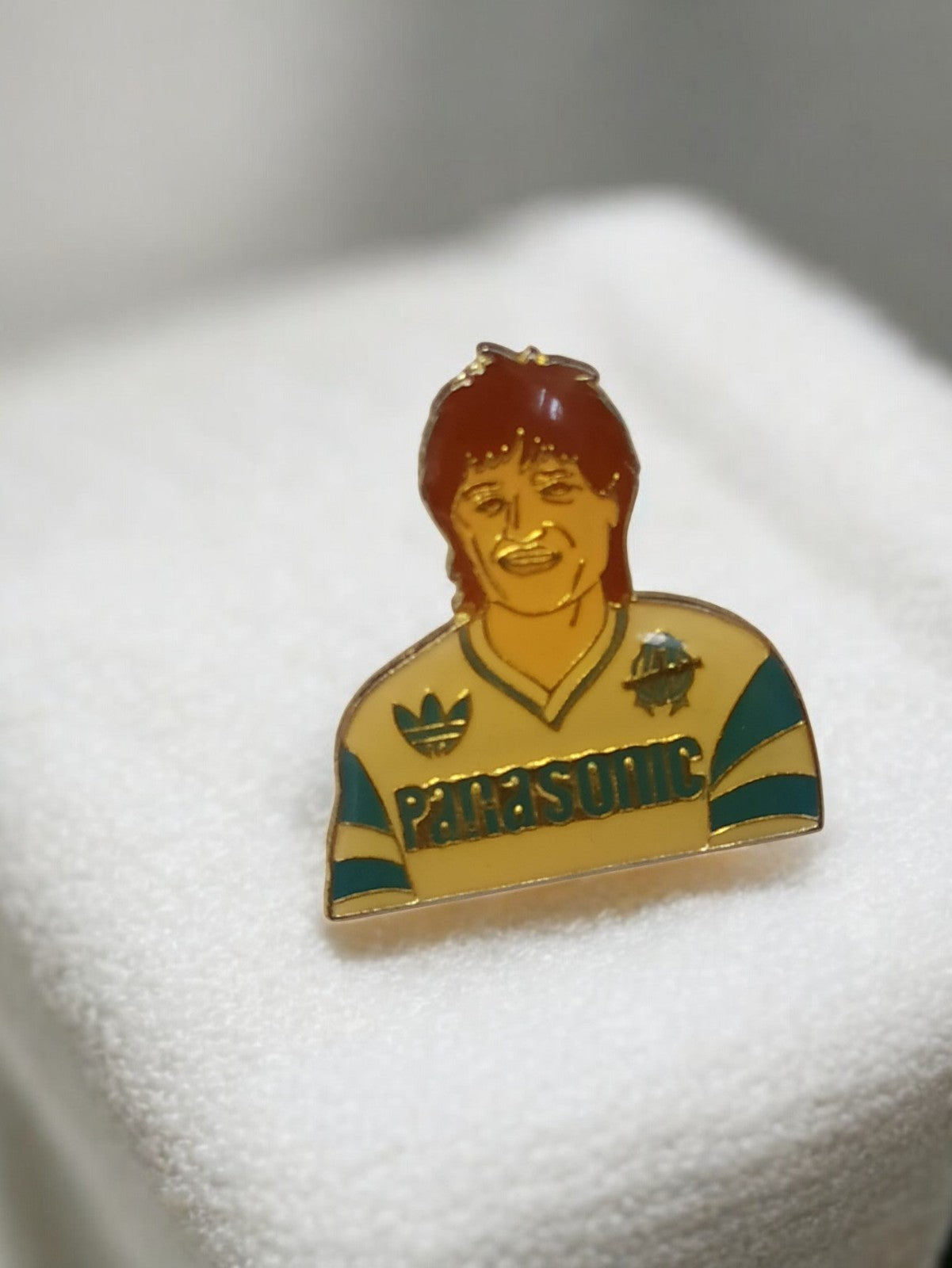 Pin's vintage joueur OM Panasonic Adidas badge rétro Olympique Marseille