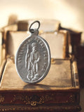 Pendentif médaille religieuse vintage métal Saint Barthélemy catholique ancien