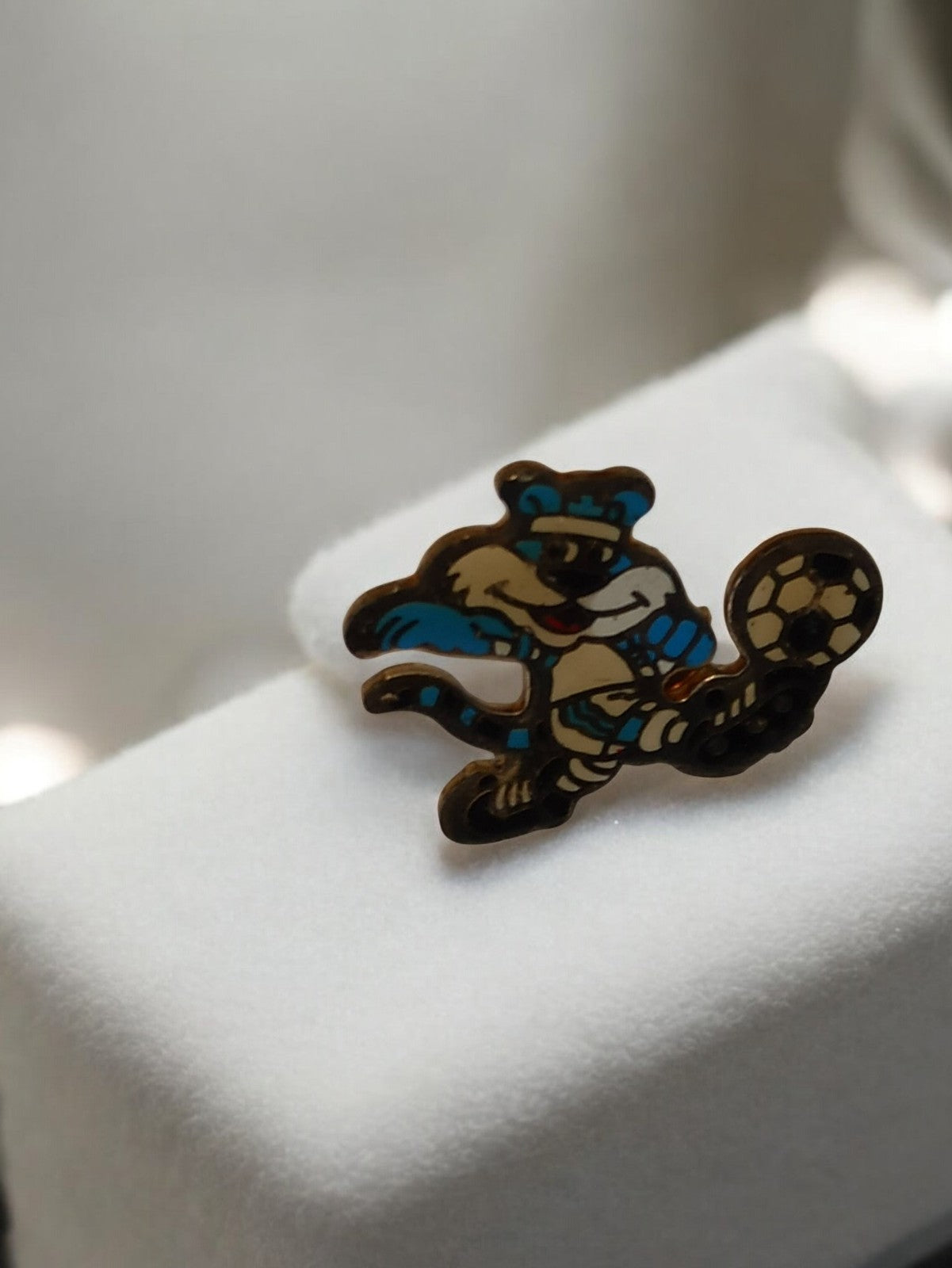 Pin's vintage mascotte OM Olympique de Marseille football rétro émaillé