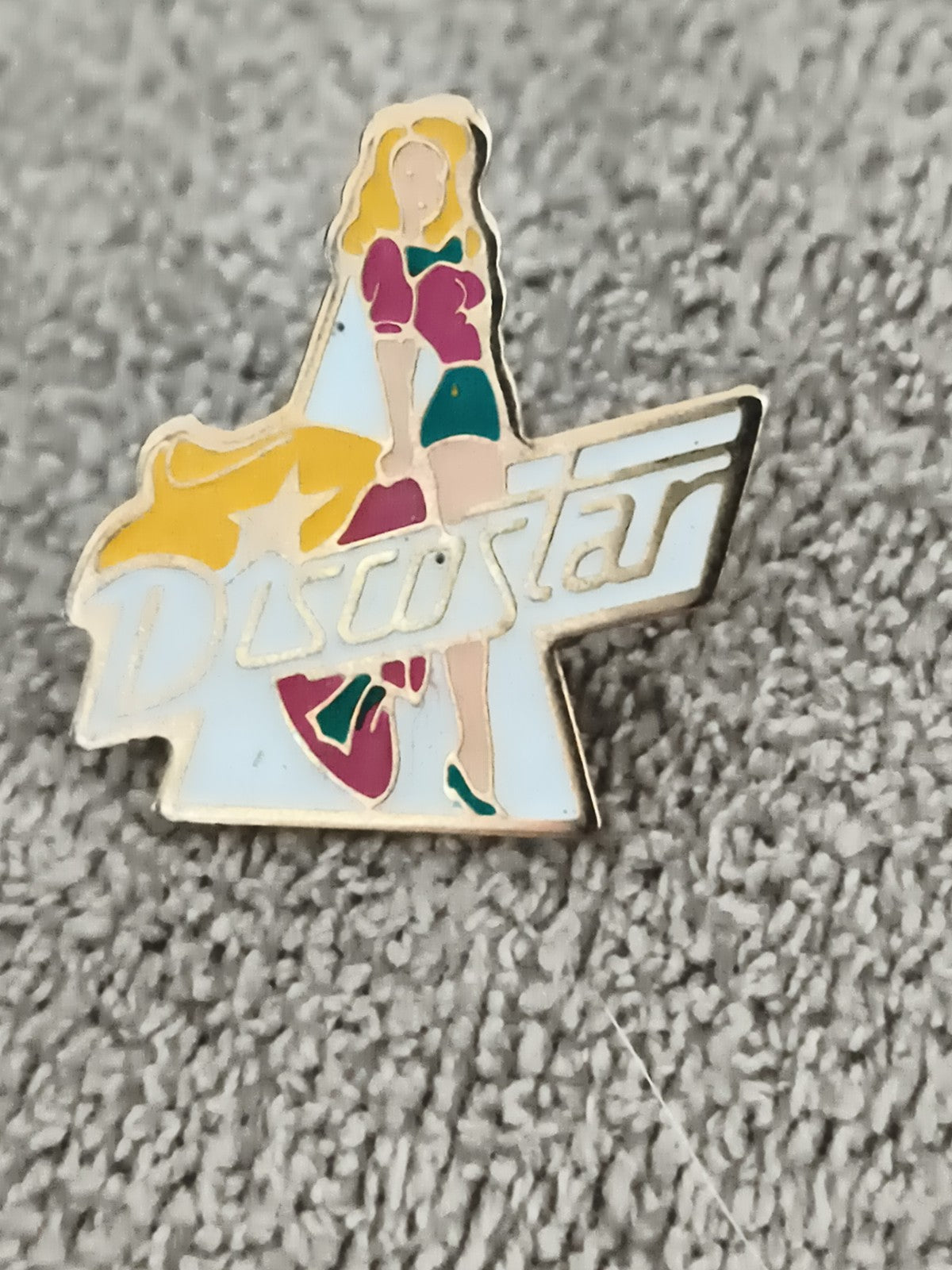 Pin's vintage Discostar fille blonde, émaillé, années 80 90, badge rétro (Ref 9)