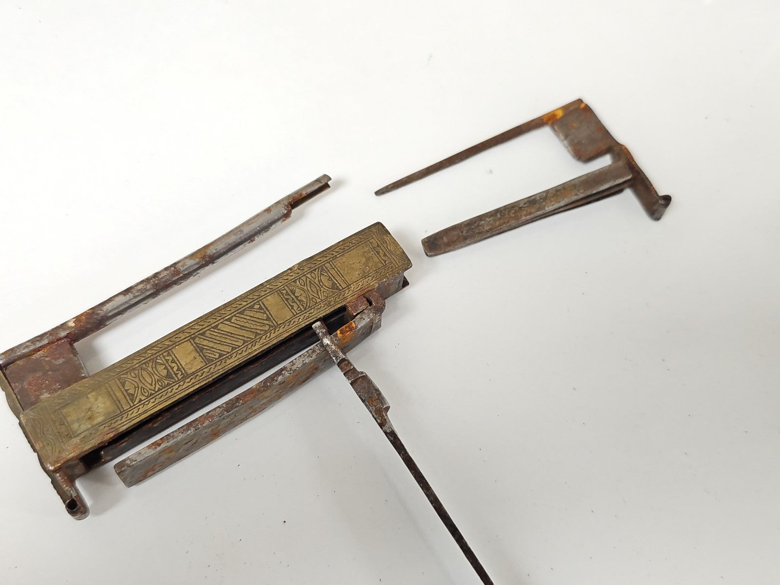 Cadenas ancien vintage à système mécanique, objet rétro de collection sécurité