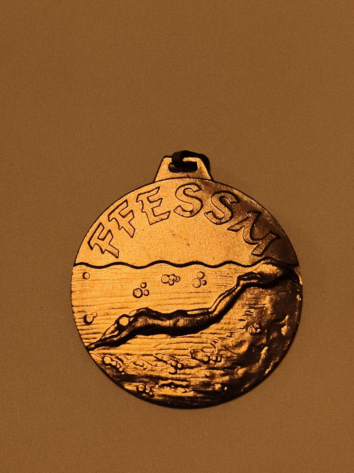 Médaille FFESSM plongeur, finition dorée, récompense sports subaquatiques