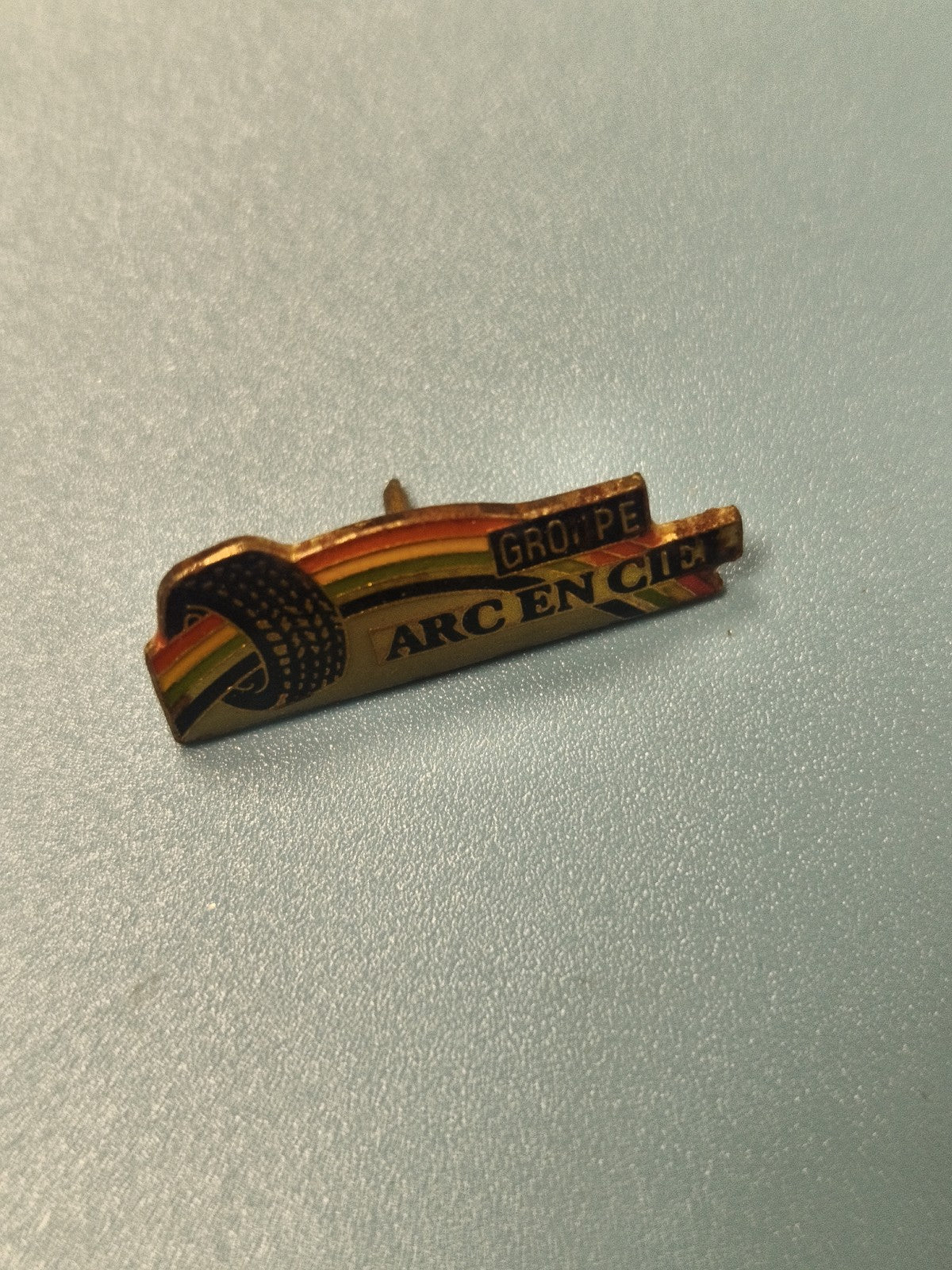 Pin's vintage Groupe Arc en Ciel, émaillé, motif arc-en-ciel, collection