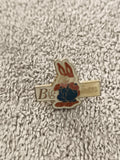 Pin's vintage Big Ben lapin bleu rouge émaillé badge ancien (Ref 3)