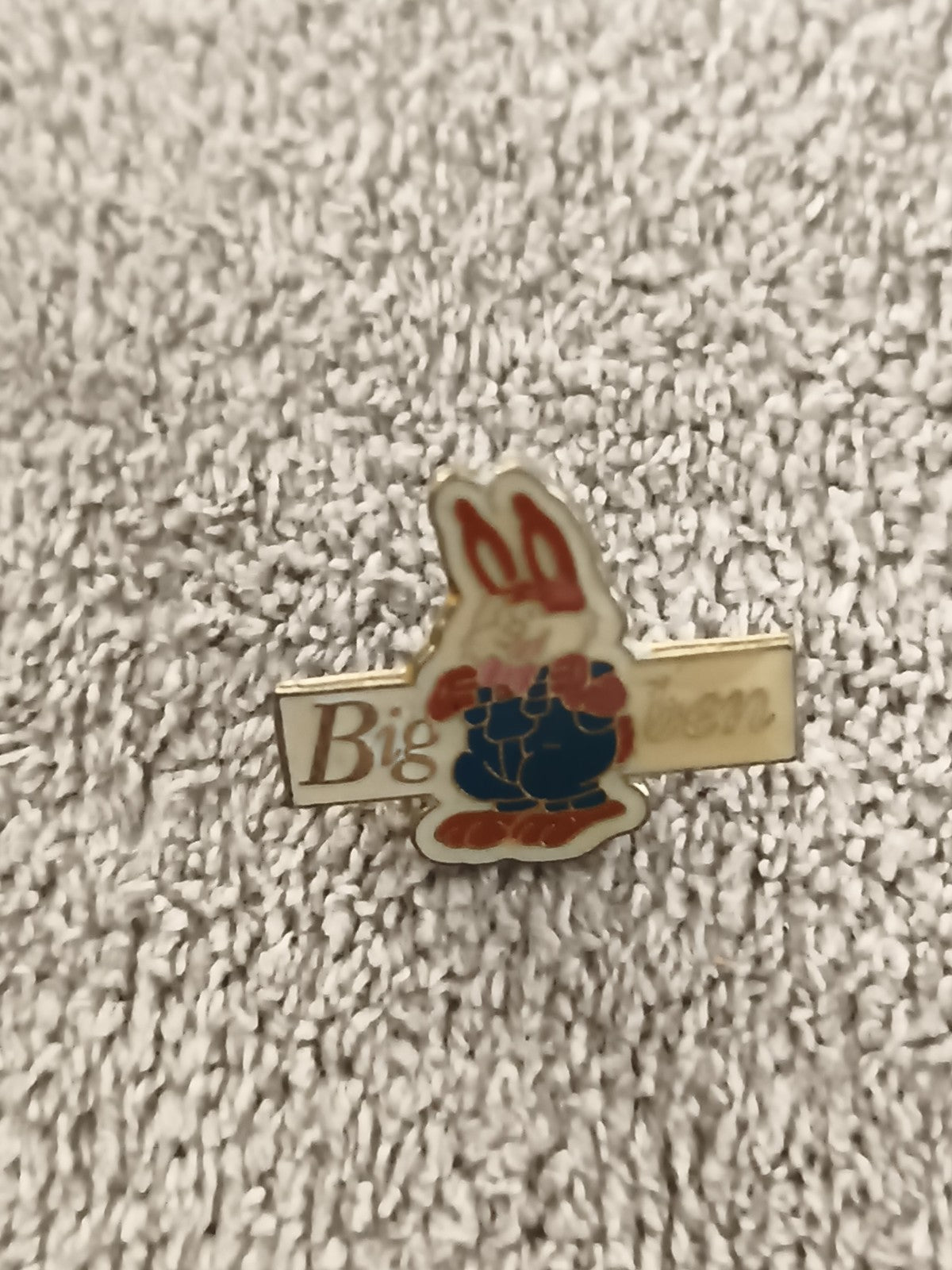 Pin's vintage Big Ben lapin bleu rouge émaillé badge ancien (Ref 3)