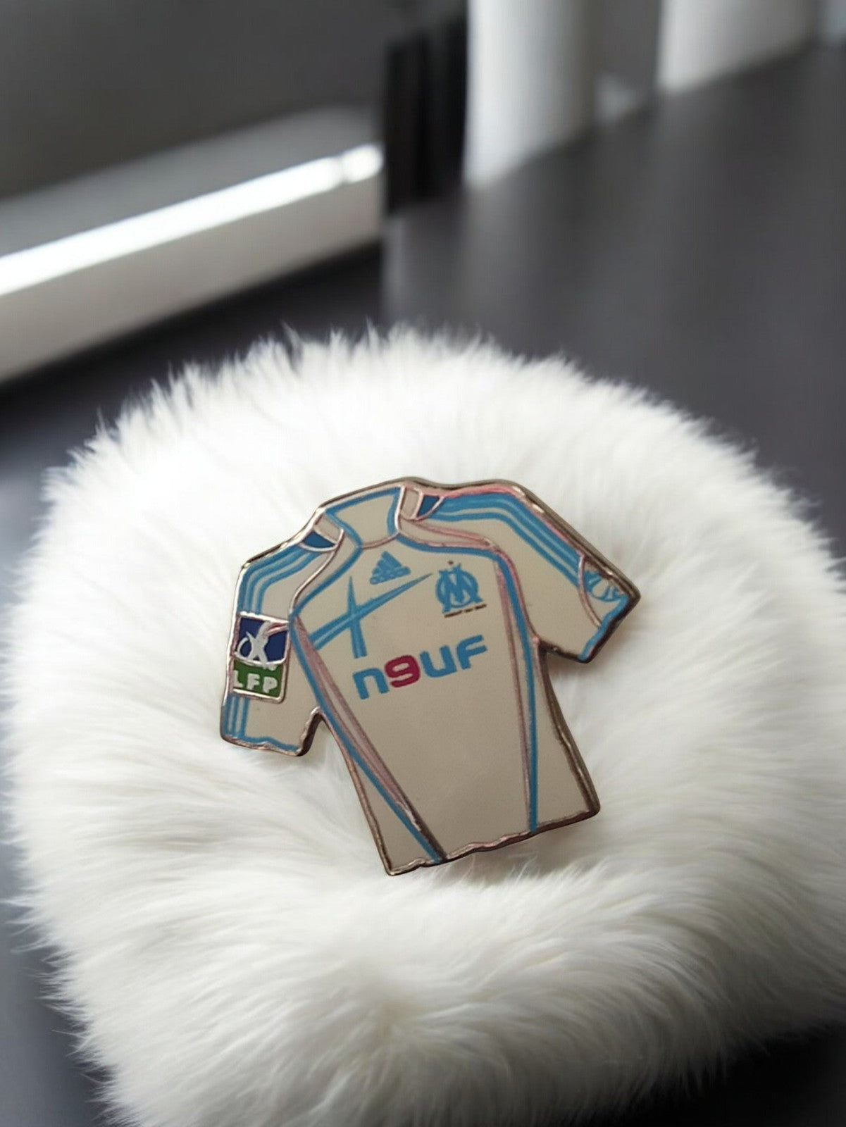 Pin's maillot Olympique de Marseille vintage OM badge ancien football LFP