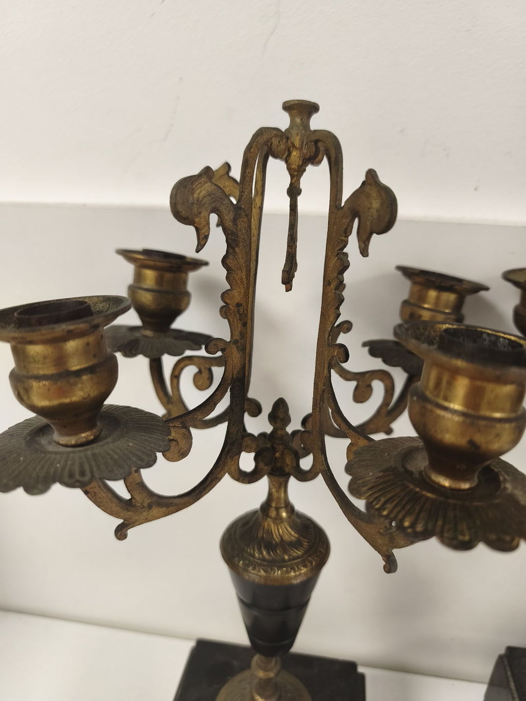 Paire chandeliers Napoléon III bronze doré marbre noir 4 feux volutes