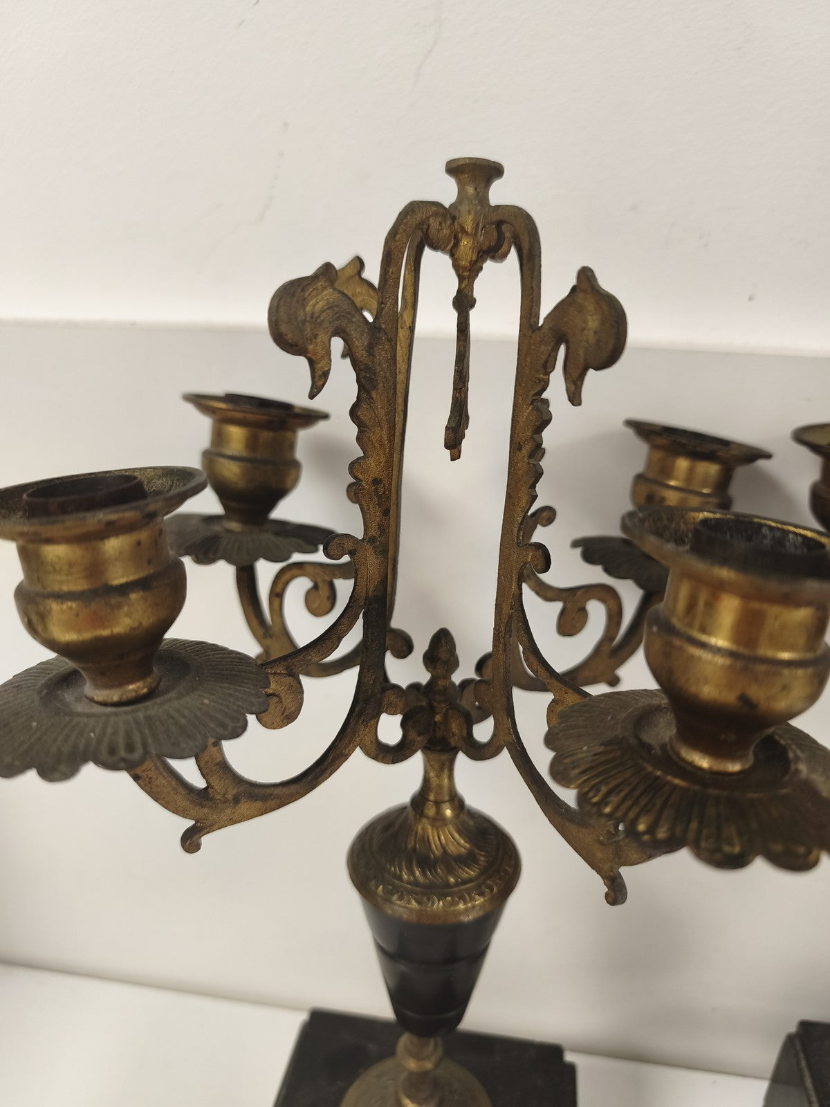 Paire chandeliers Napoléon III bronze doré marbre noir 4 feux volutes