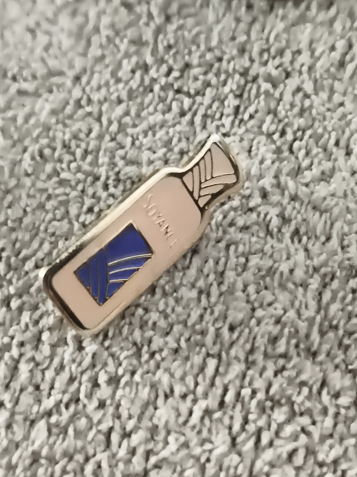 Pin's bouteille Sopam vintage, émaillé, motif bleu, badge ancien (Ref 9)