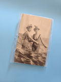 Carte postale vintage ancienne femmes se baignant scène rétro collection