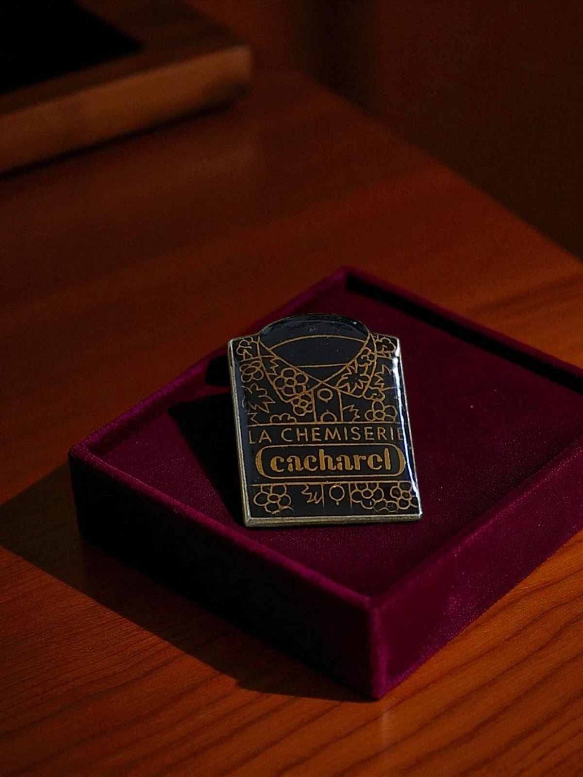 Pin's vintage Cacharel La Chemiserie, rare badge publicitaire ancien, édition li