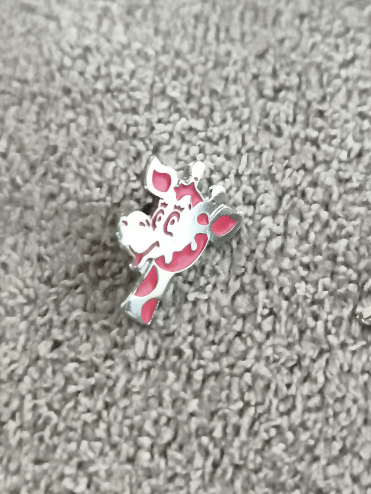 Pin's vintage Vache Qui Rit émaillé rouge blanc badge ancien (Ref 10)