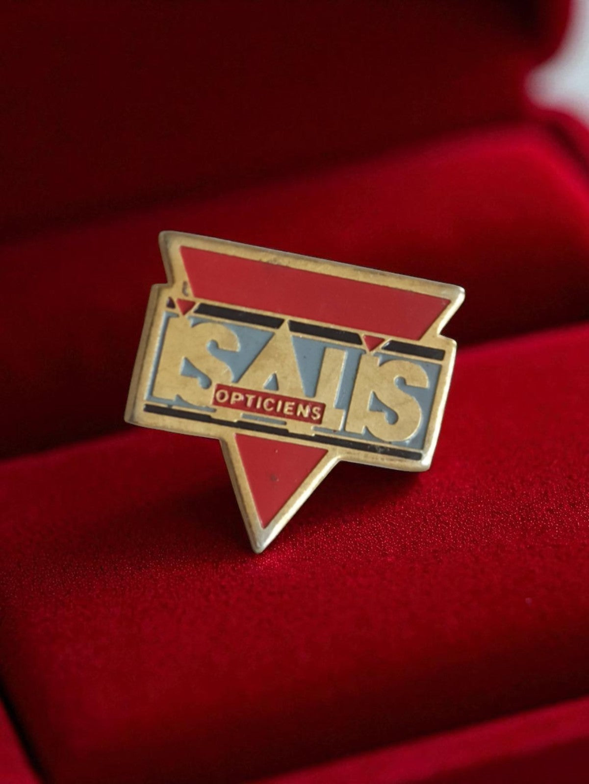 Pin's publicitaire vintage ISALIS Opticiens badge rétro ancien logo émaillé