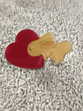 Pin's vintage lapin doré cœur rouge émaillé badge ancien années 90 (Ref 8)