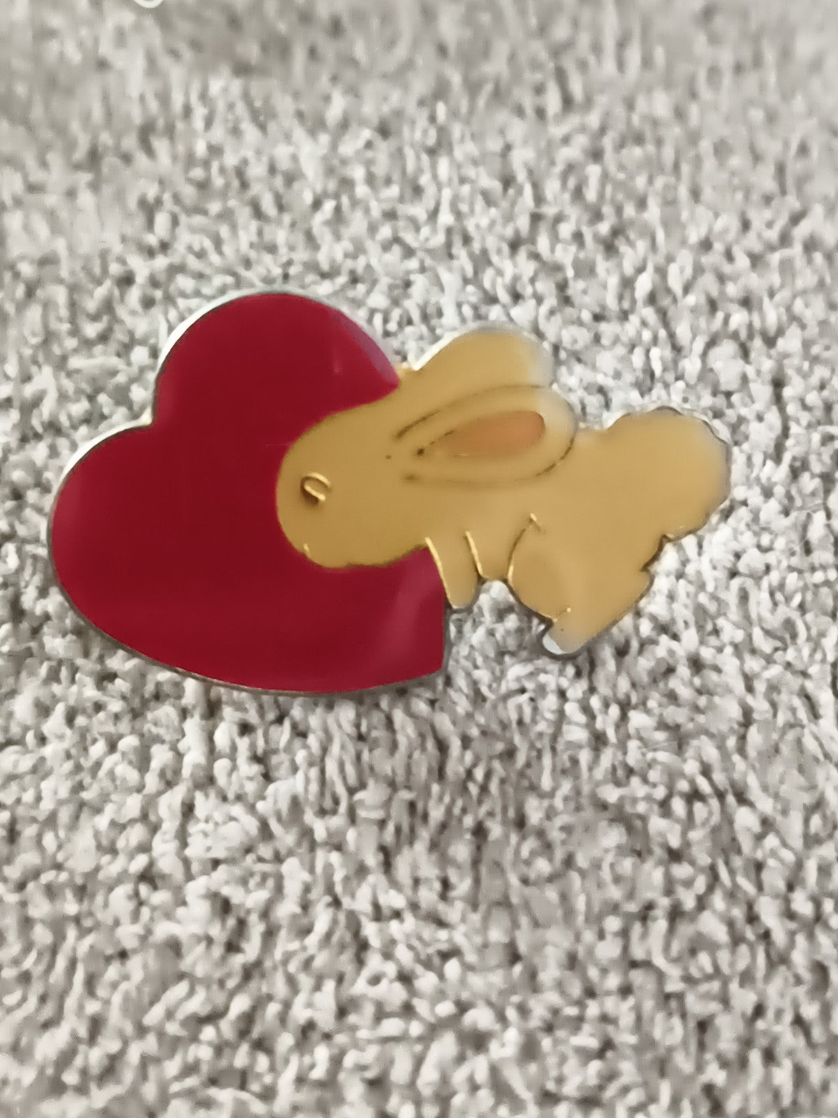 Pin's vintage lapin doré cœur rouge émaillé badge ancien années 90 (Ref 8)