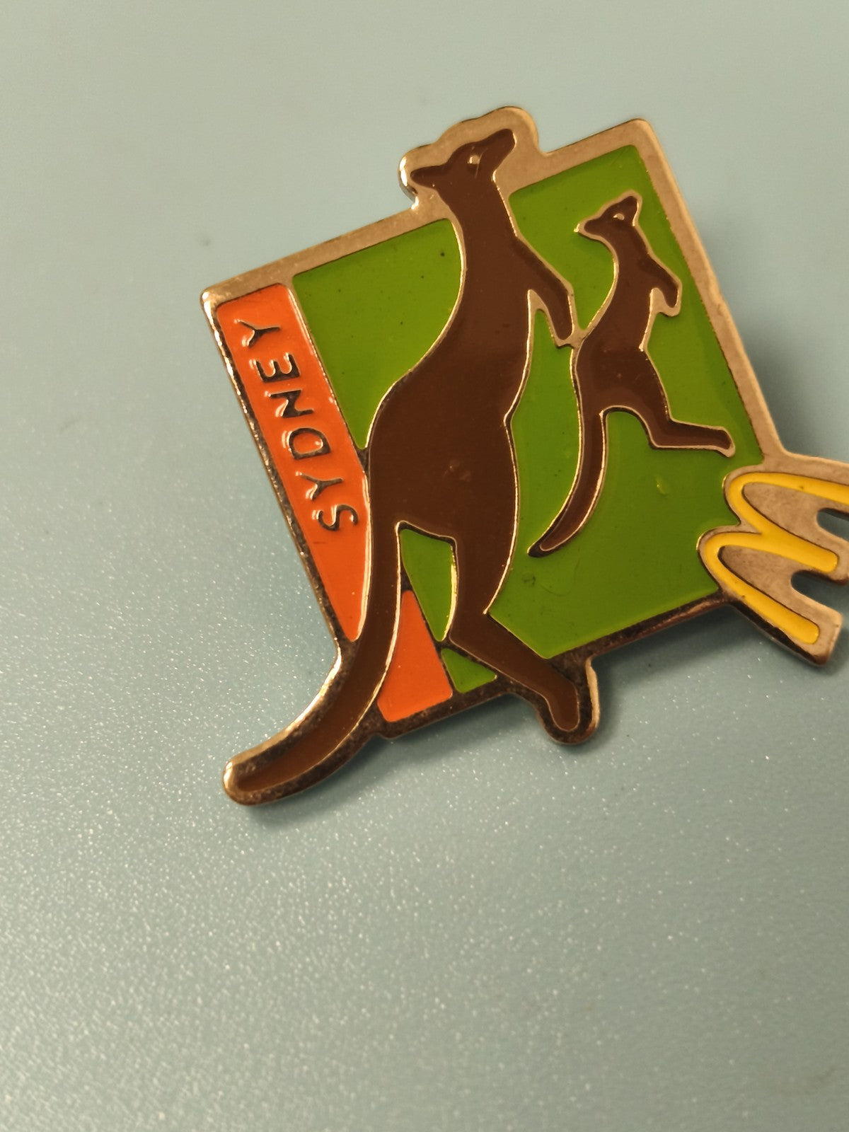 Pin's vintage McDonald's Sydney kangourou émaillé collection Australie (Ref 14)