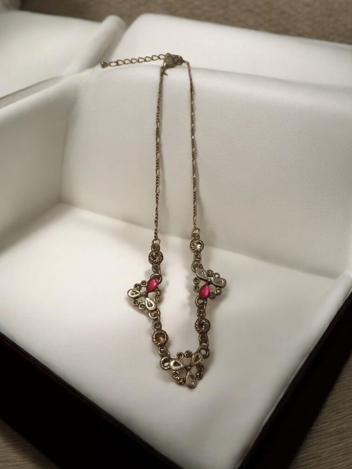 Collier fantaisie vintage doré, motif floral, perles roses rétro ancien