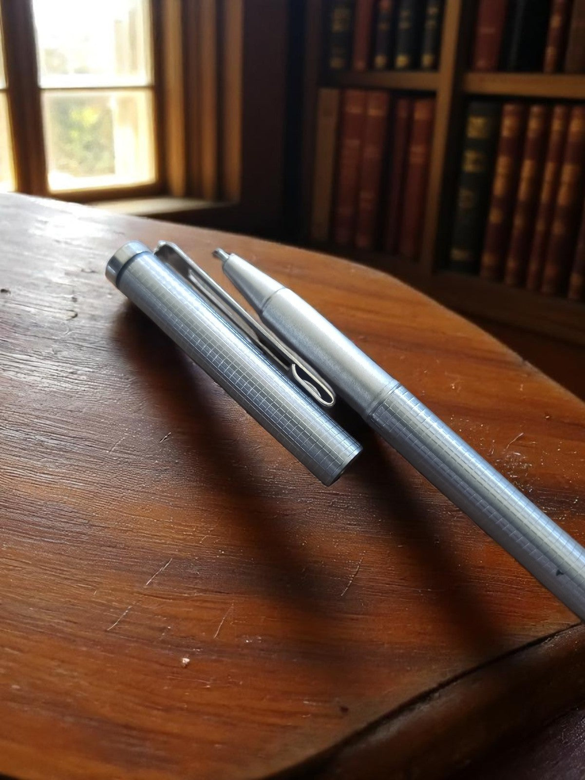 Stylo bille vintage Eding finition argentée rétro, accessoire d'écriture ancien