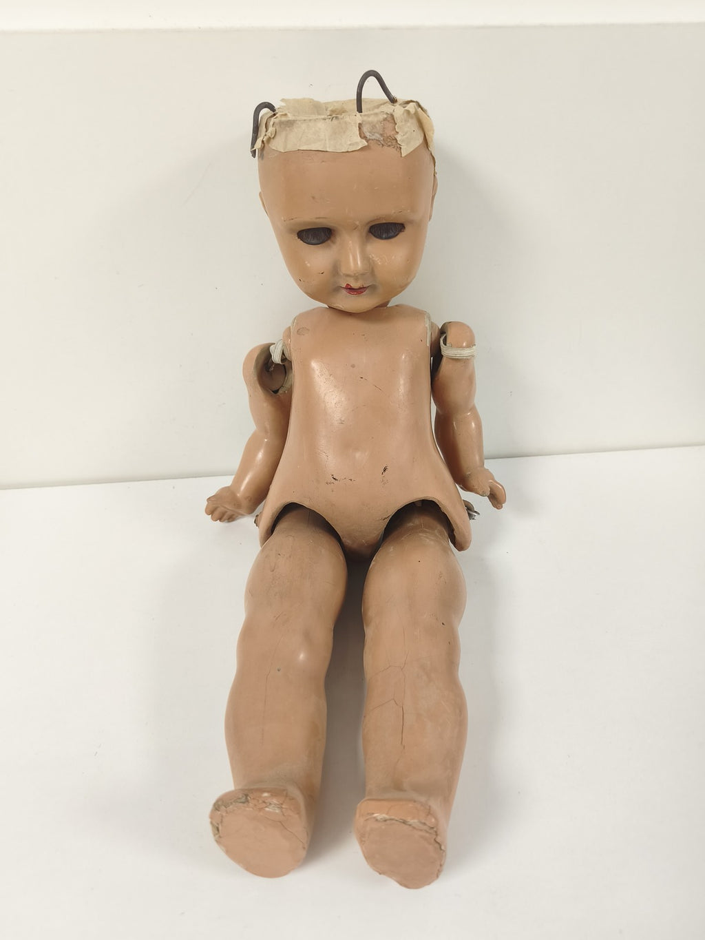 Grande poupée articulée ancienne, matière moulée, fin XIXe-début XXe
