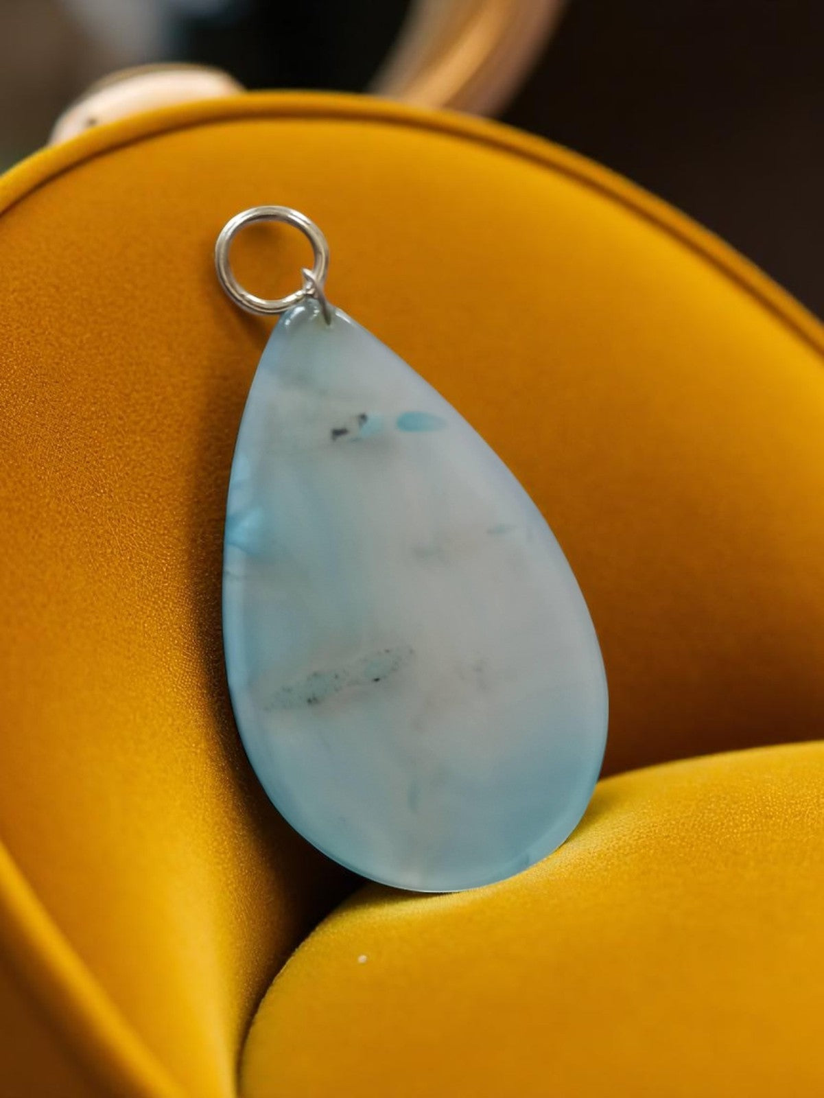 Pendentif goutte vintage agate naturelle bleu, bijou ancien tranche pierre