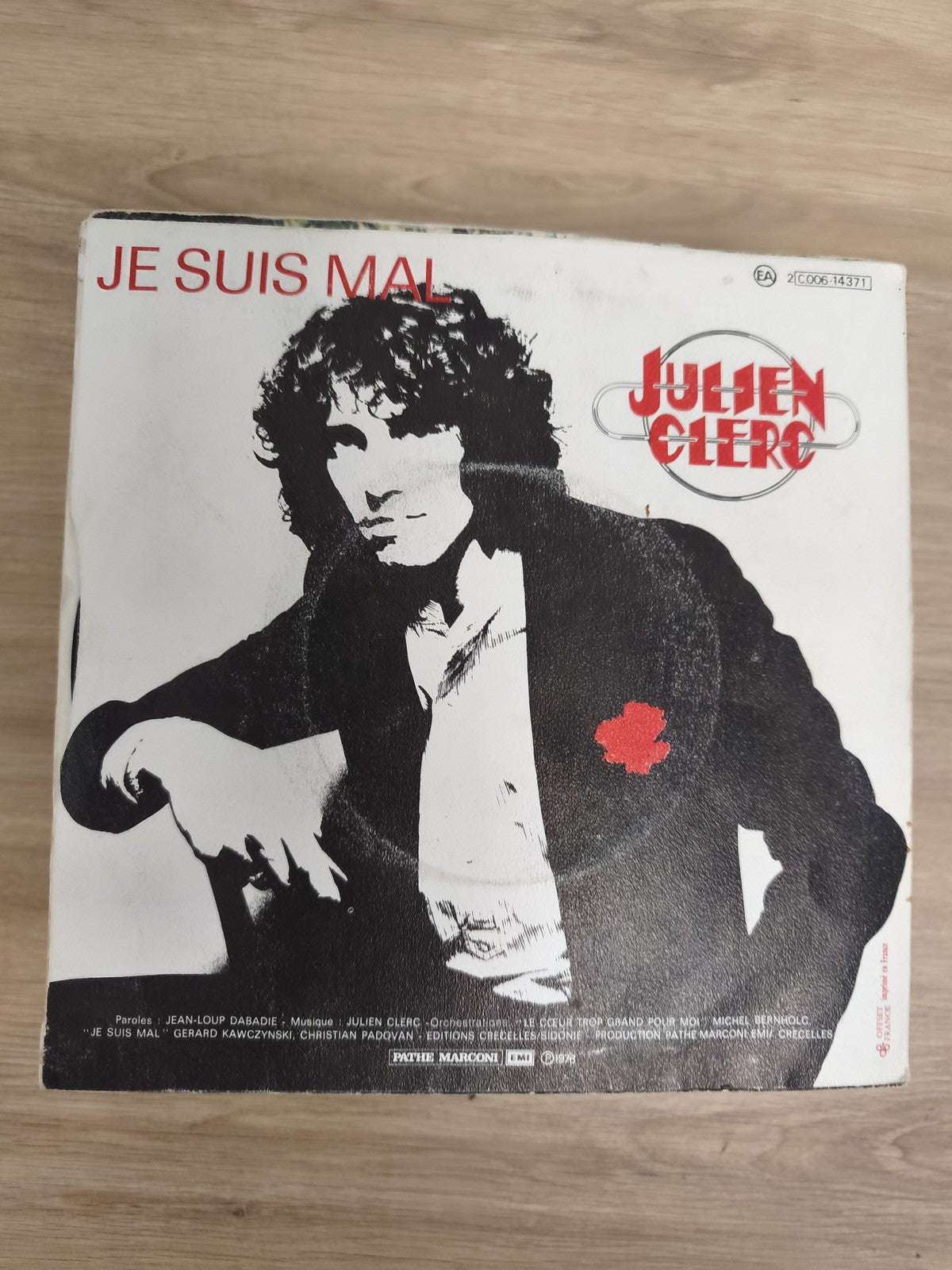 Vinyle 45 tours Julien Clerc Je suis mal pochette illustrée noir et blanc