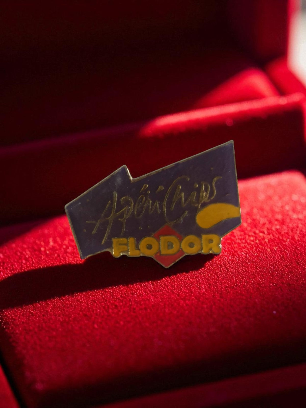Pin's publicitaire Flodor ApériChips vintage badge rétro années 80 snack