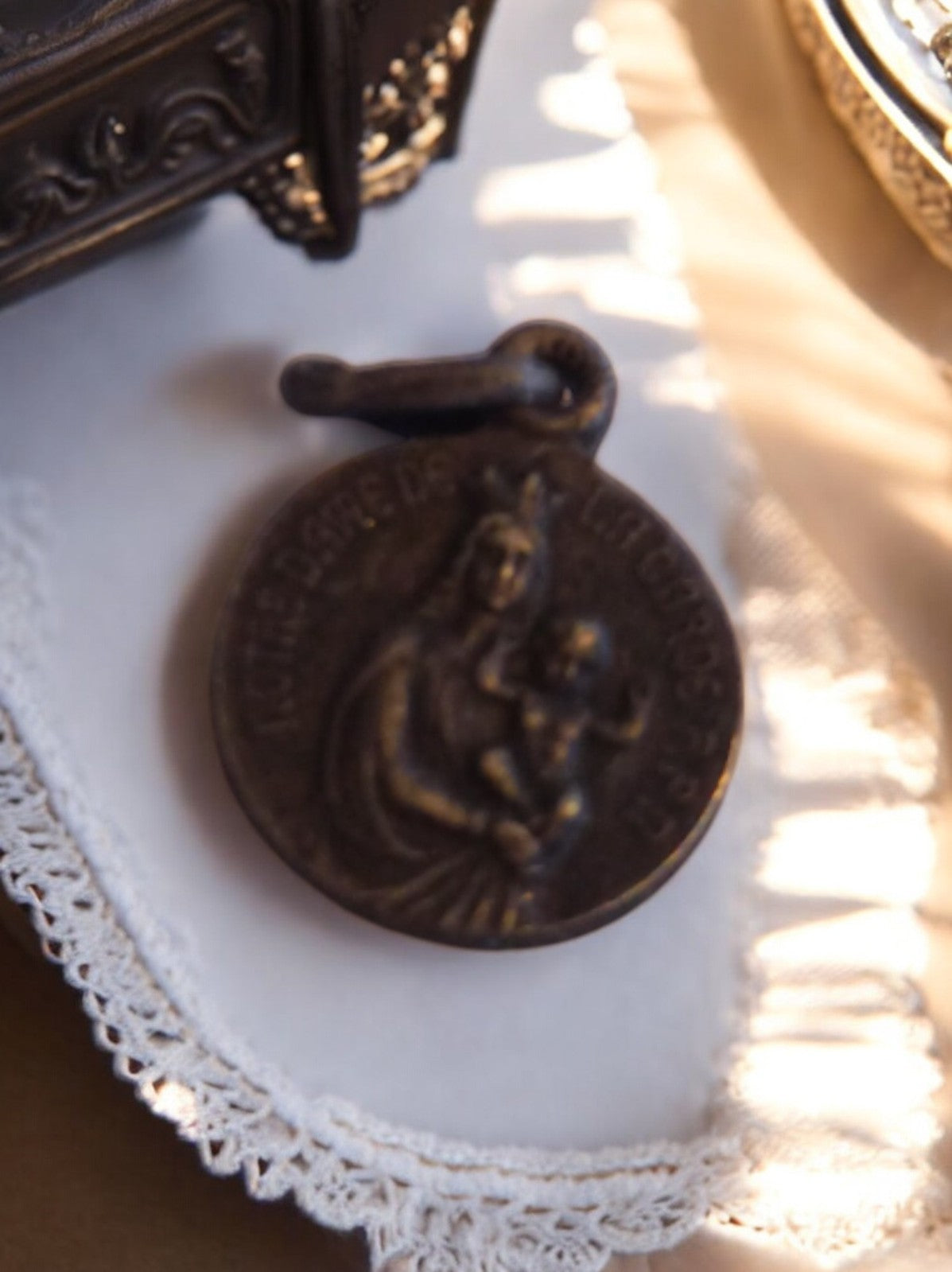Médaille religieuse ancienne Notre-Dame des Grâces bronze aspect patiné vintage