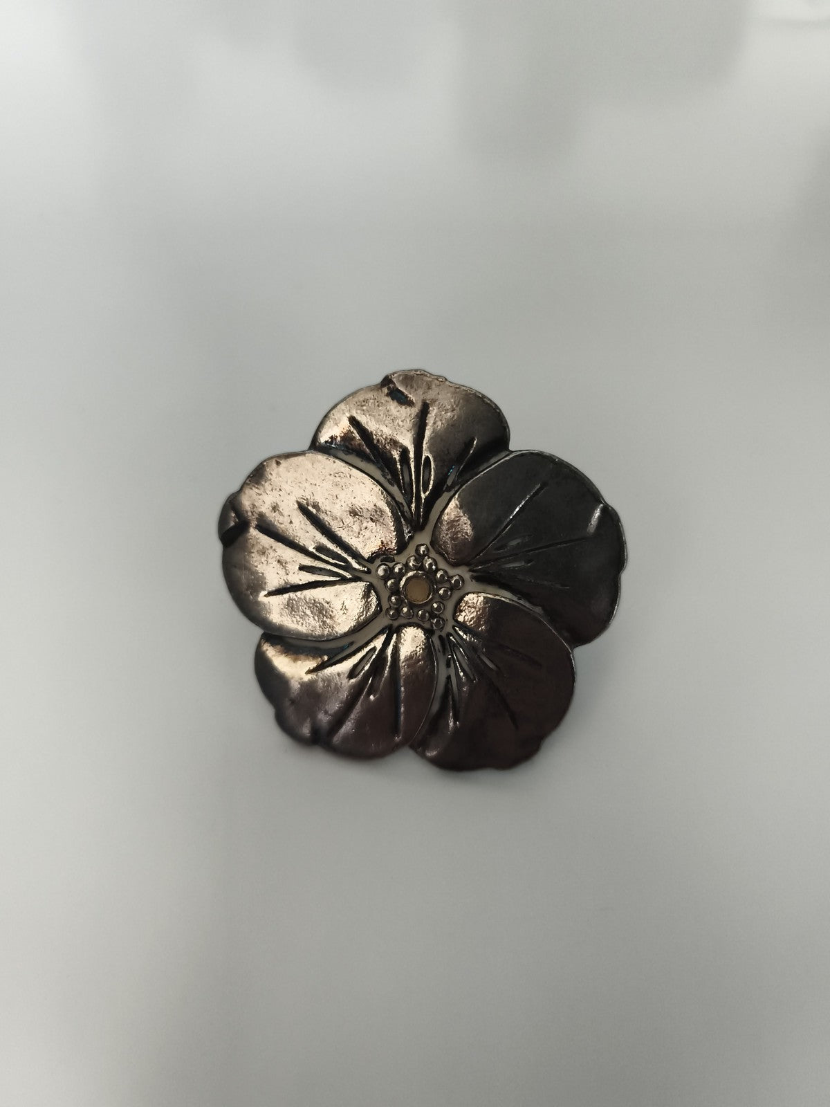 Broche vintage fleur métal argenté, bijou rétro, forme florale