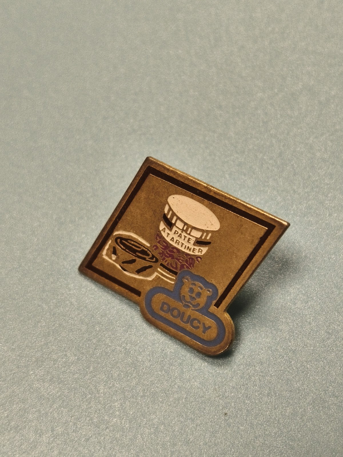 Vintage pin's carré Doucy ours bleu, publicité pâte à tartiner collection