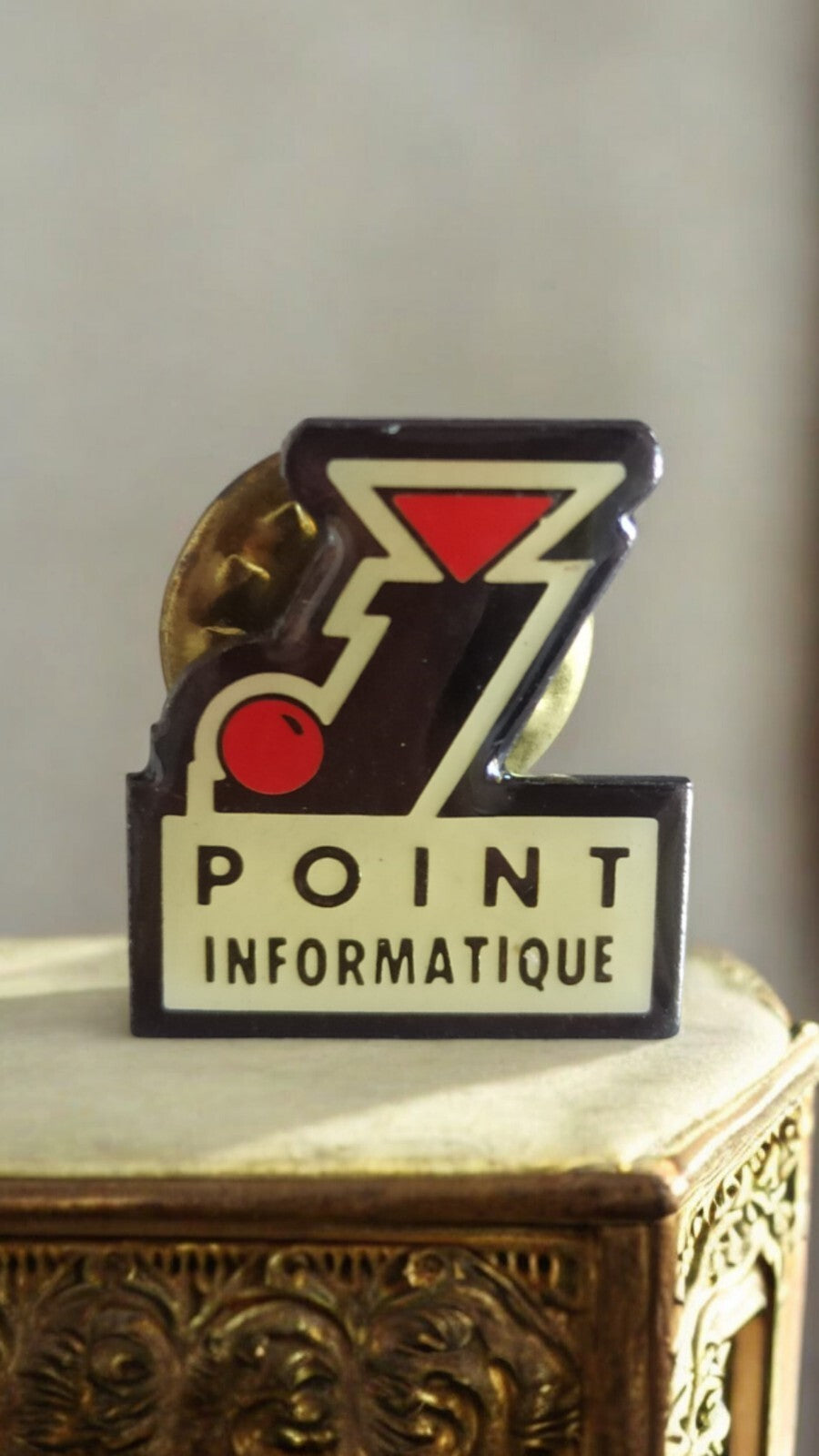 Pin's vintage Point Informatique logo rétro ancien badge publicitaire