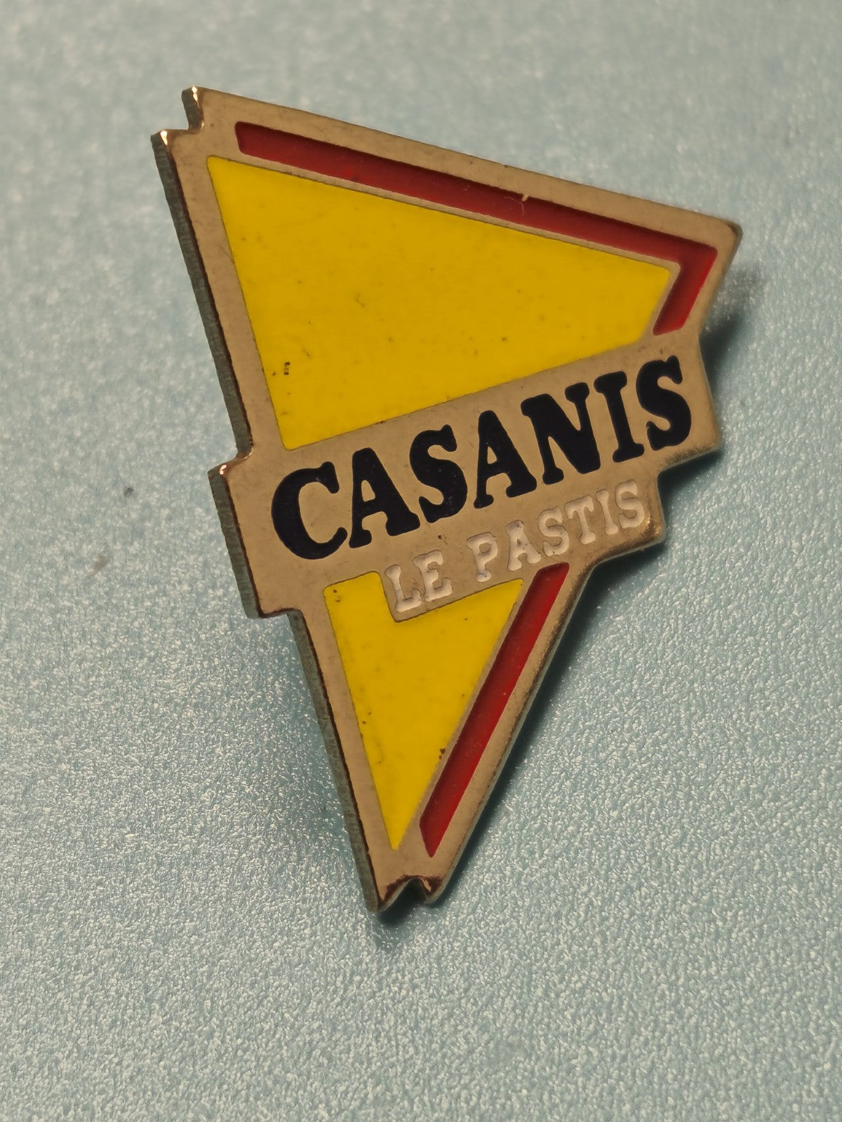 Pin's vintage Casanis Le Pastis triangle jaune rouge collection bar ancien
