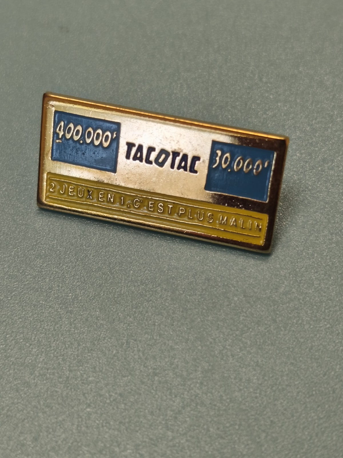 Pin's vintage Tacotac rectangulaire bleu jaune ancien jeu français collection