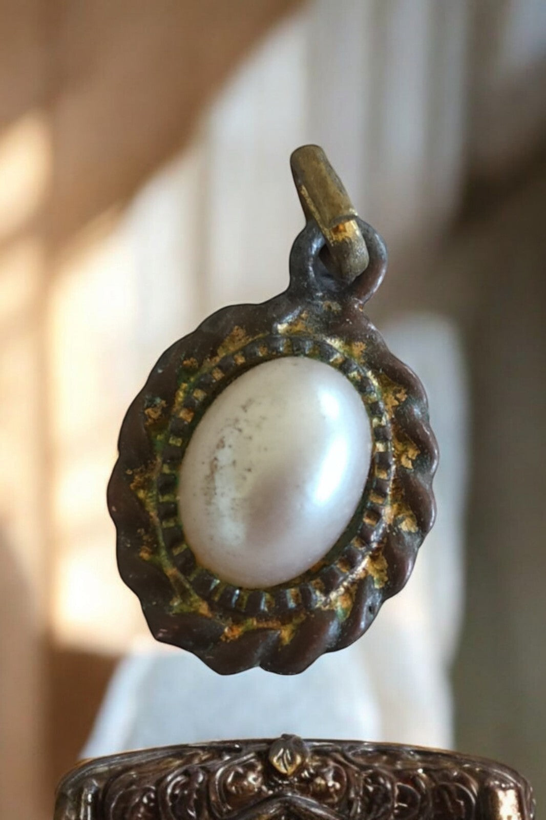 Pendentif vintage ovale style ancien, orné cabochon perle, aspect doré