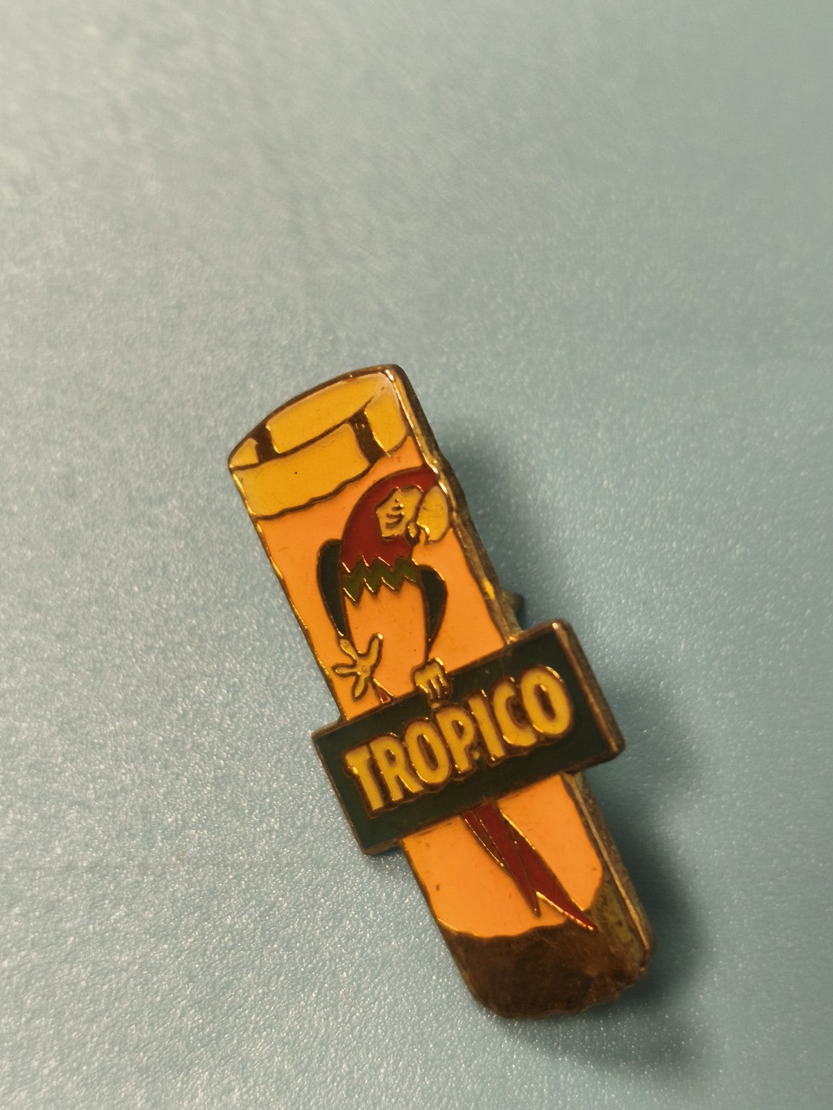 Vintage pin's Tropico perroquet jaune orange boisson publicitaire ancien