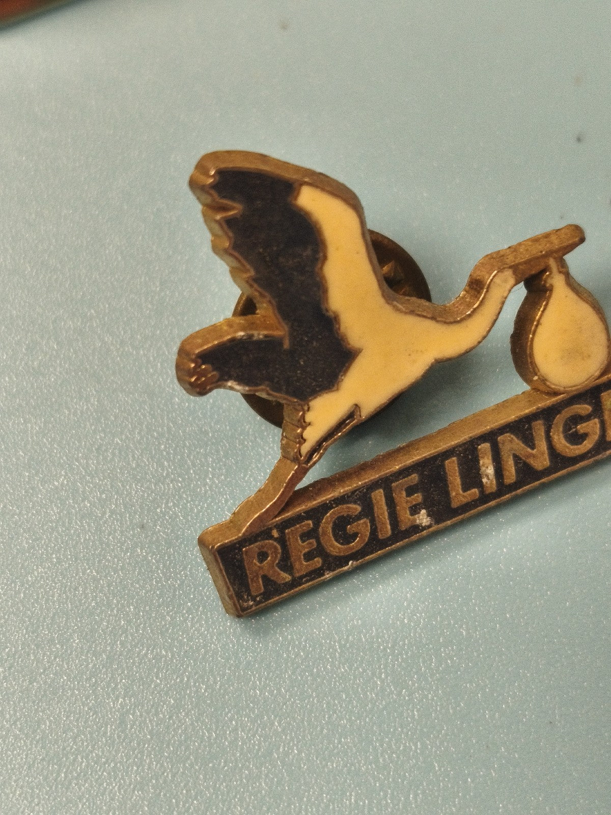 Vintage pin's cigogne REGIE LINGE ancien badge publicitaire collection