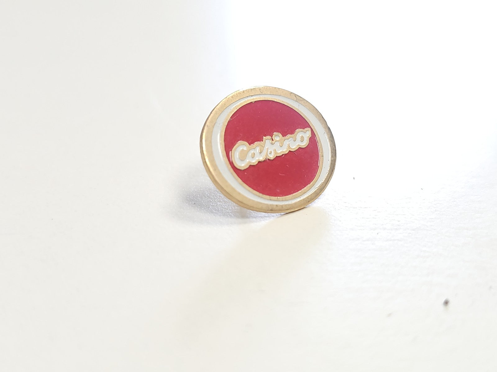 Pin's ancien casino rétro, badge vintage collection, objet publicitaire rare