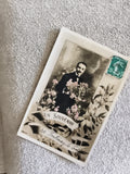 Carte postale CPA Un Souvenir de Fontenay-le-Comte homme fleurs timbre