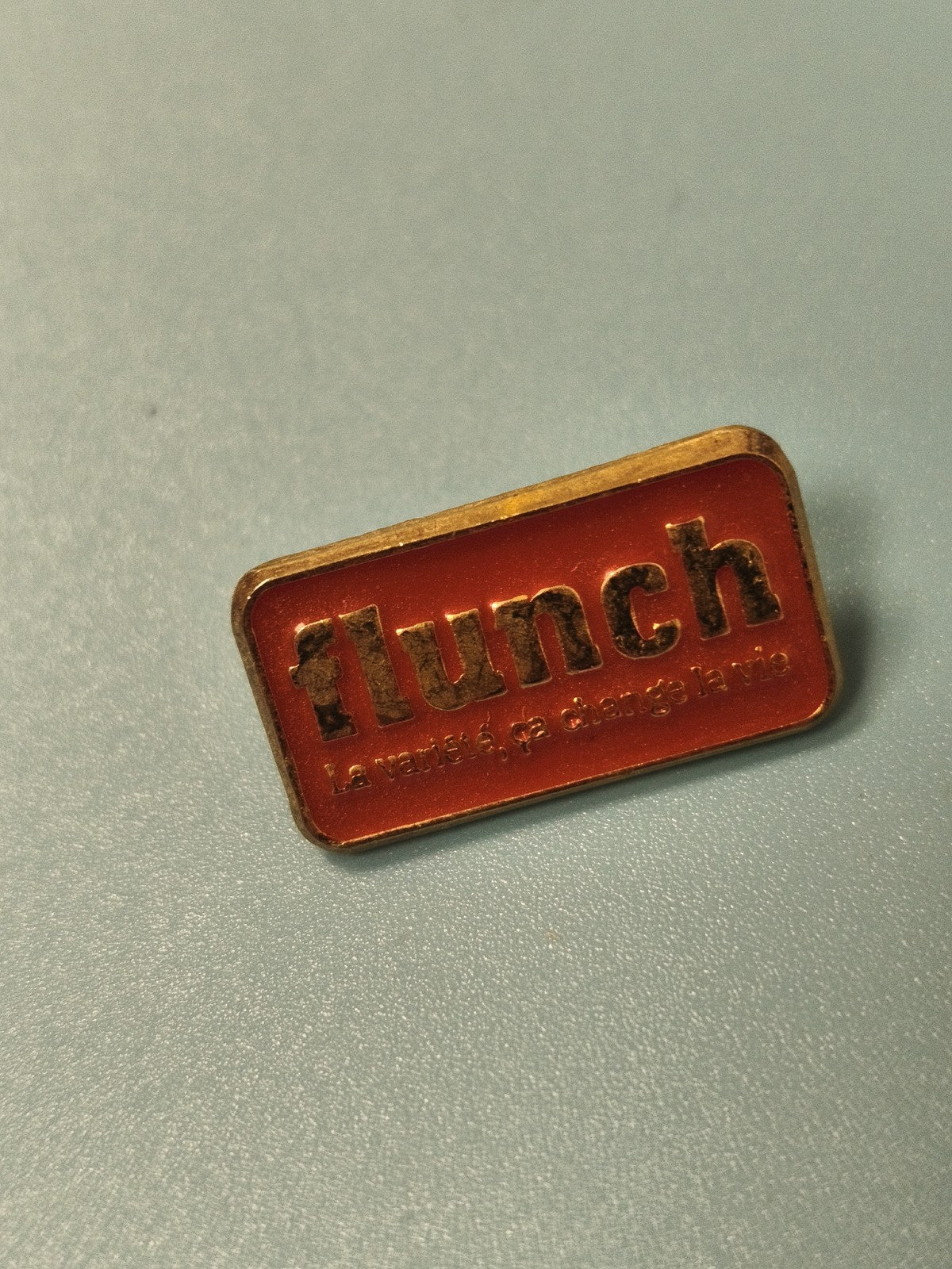 Vintage pin's Flunch rouge rectangulaire ancien collection badge rétro (Ref 17)
