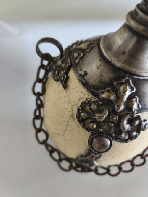 ?uf d?autruche ancien transformé en bouteille, métal argenté à décor ajouré