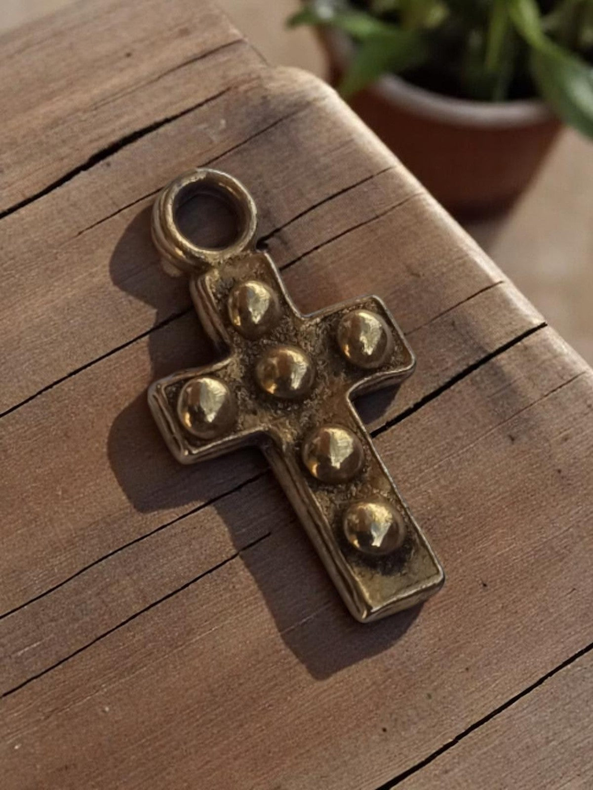 Pendentif croix vintage métal doré années 50, design bombé, bijou rétro
