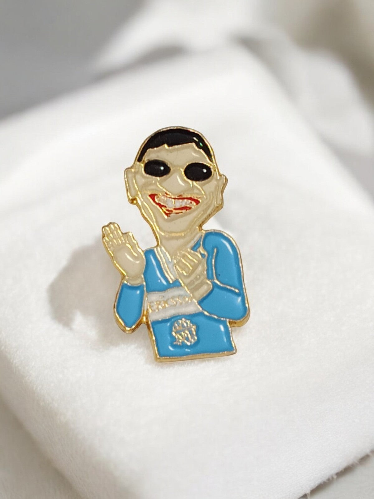 Pin's vintage OM Olympique de Marseille personnage bleu rétro football ancien