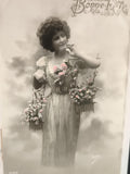 Carte postale ancienne Bonne Fête femme fleurs début XXe CPA photo colorisée