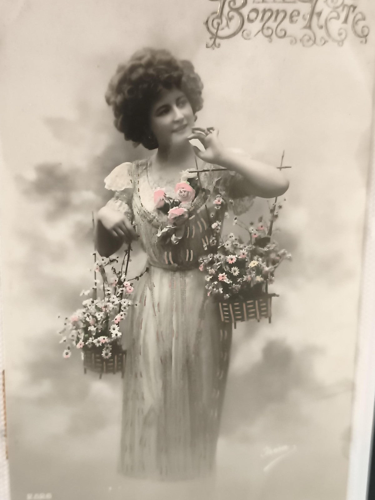 Carte postale ancienne Bonne Fête femme fleurs début XXe CPA photo colorisée